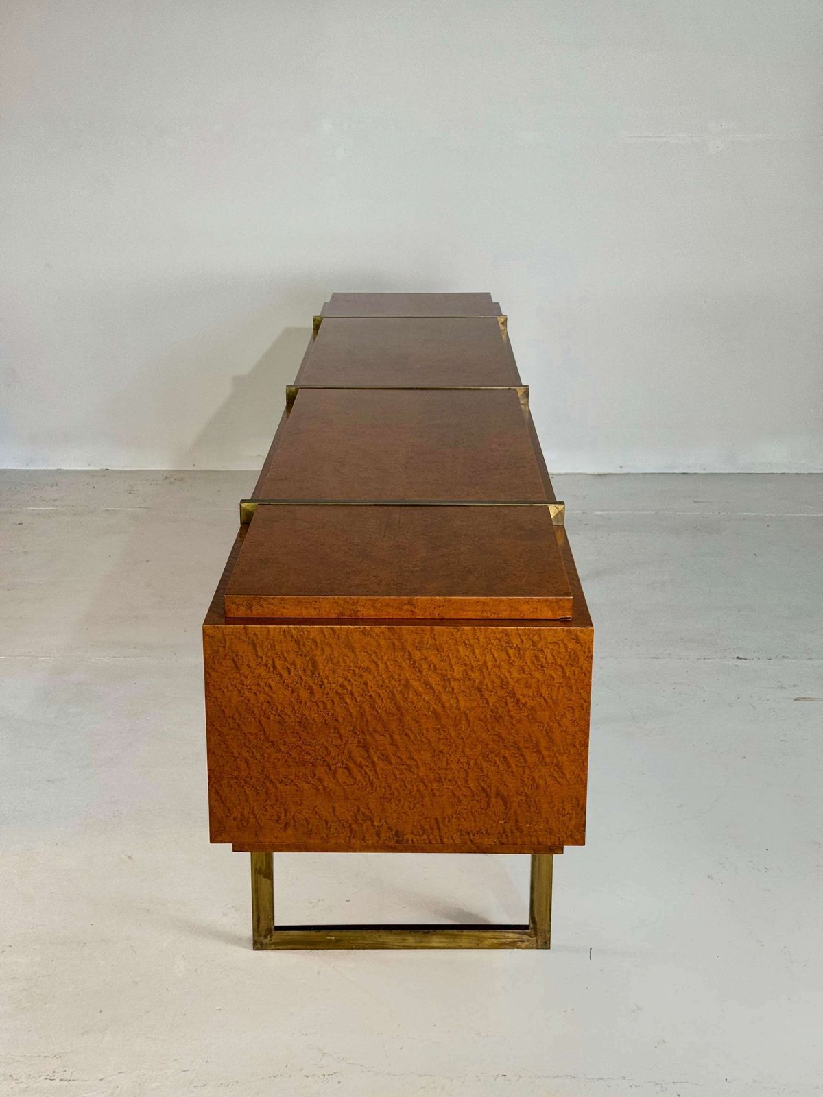 6100.0 Monumentaal Mid Century Dressoir In Wortelhout En Messing photo