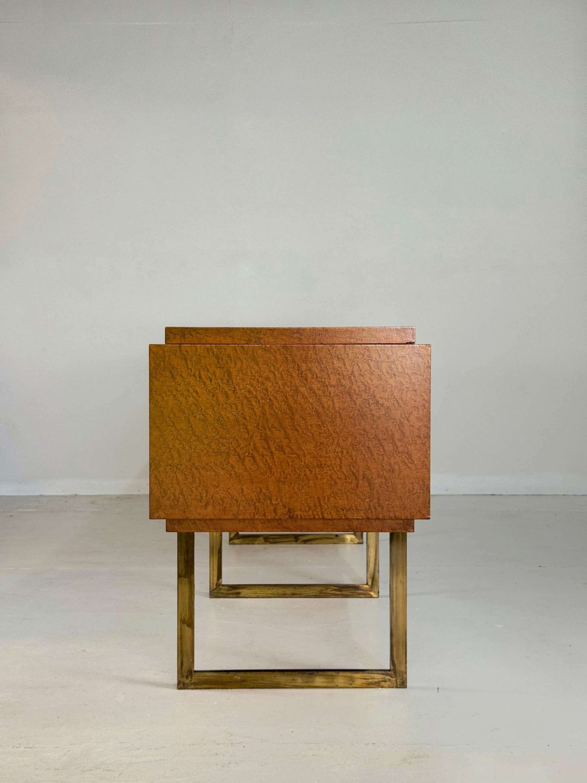 photo vinterior Monumentaal Mid Century Dressoir In Wortelhout En Messing