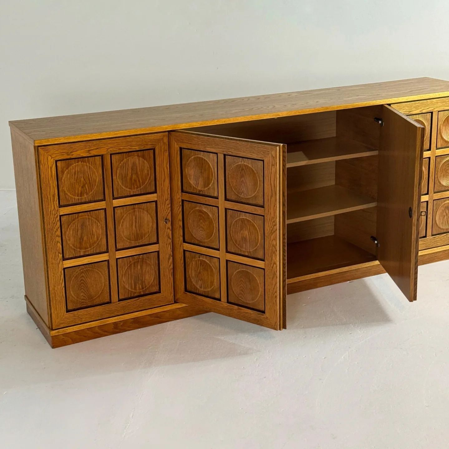 Naturel Eiken Brutalist Dressoir photo furniture