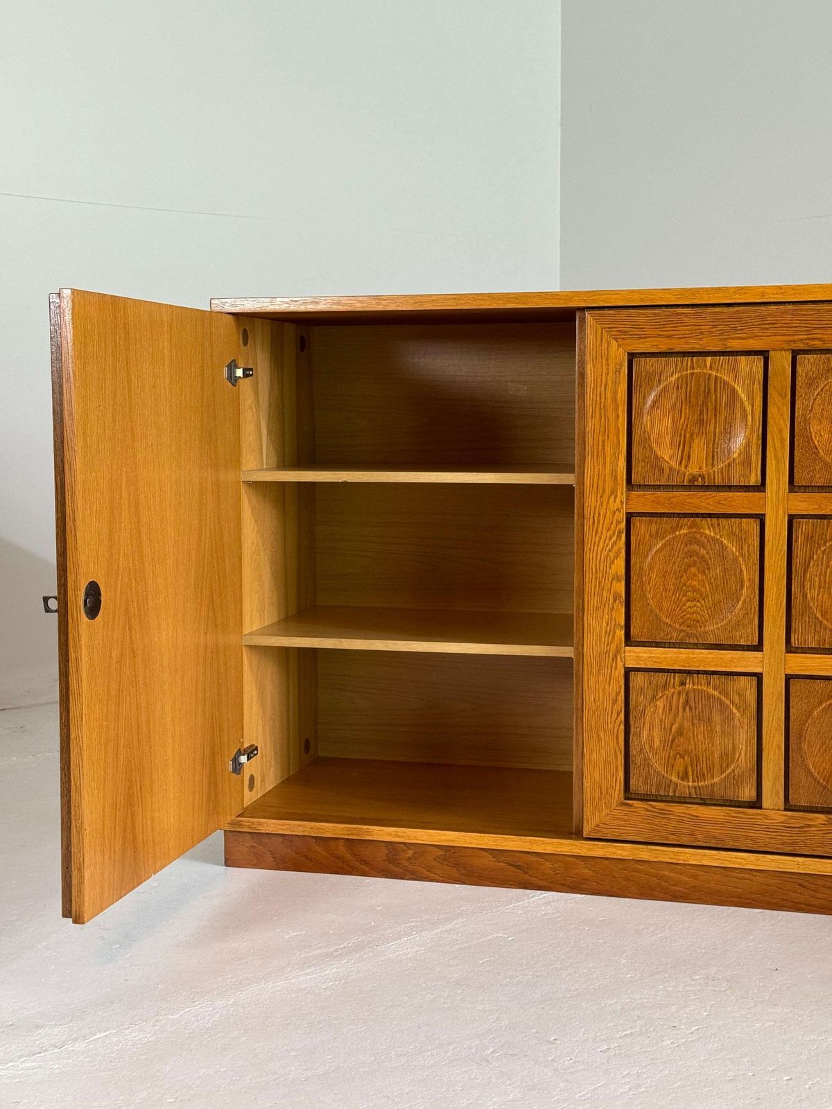 photo furniture Naturel Eiken Brutalist Dressoir
