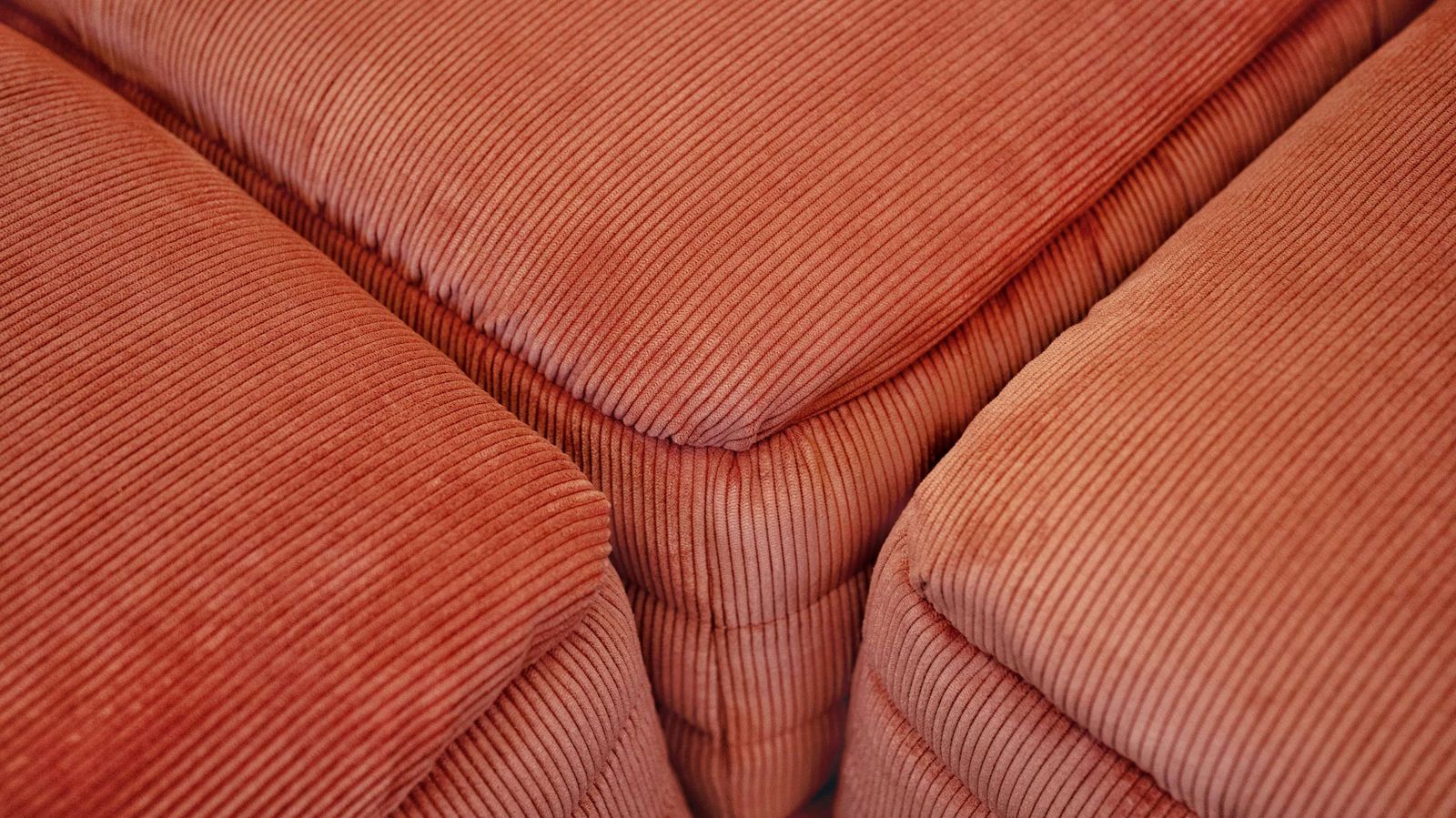 photo for sale Zeldzame Roche Bobois "Vagues" Elementen Bank In Koraalkleurig Geribbeld Stof
