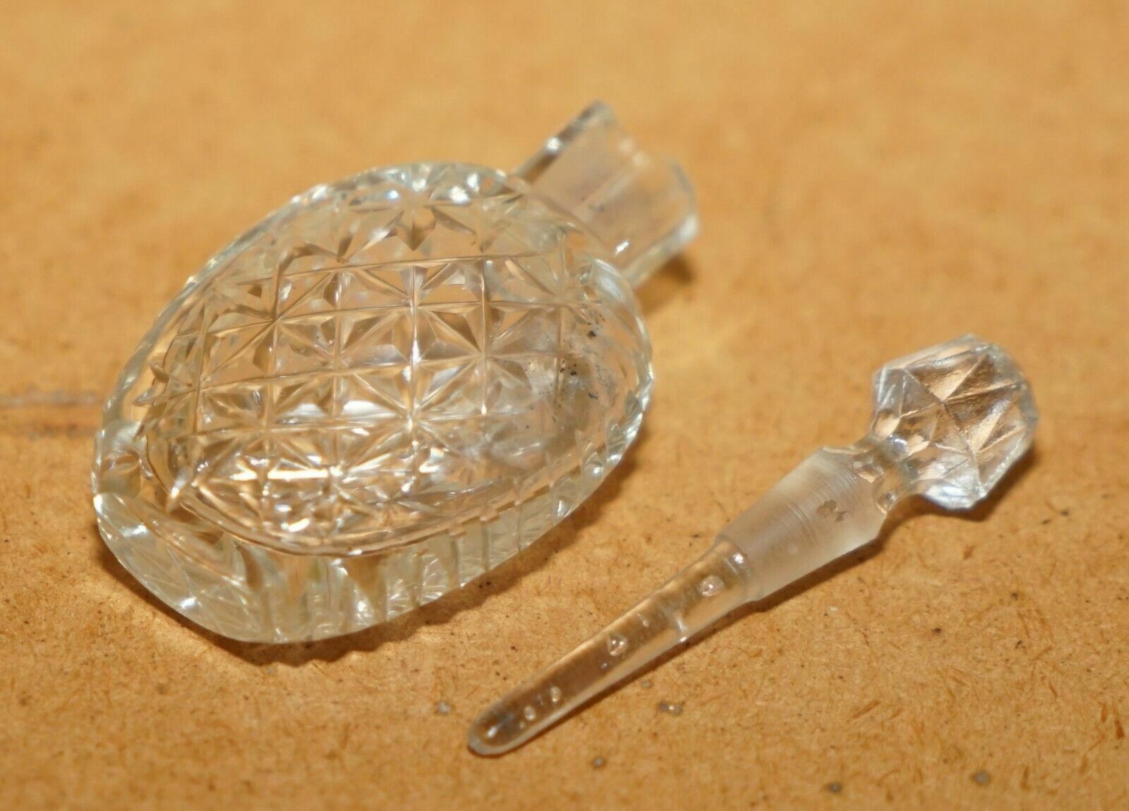 photo furniture Fine Antique French Cut Glass Crystal Collectable Dressing Table Perfume Bottle