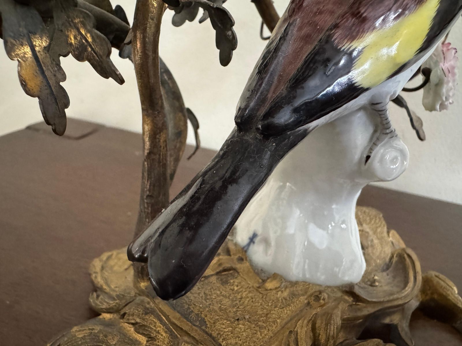 photo vintage 19th Century Pair Of Porcelain Birds In Ormolu Candelabra