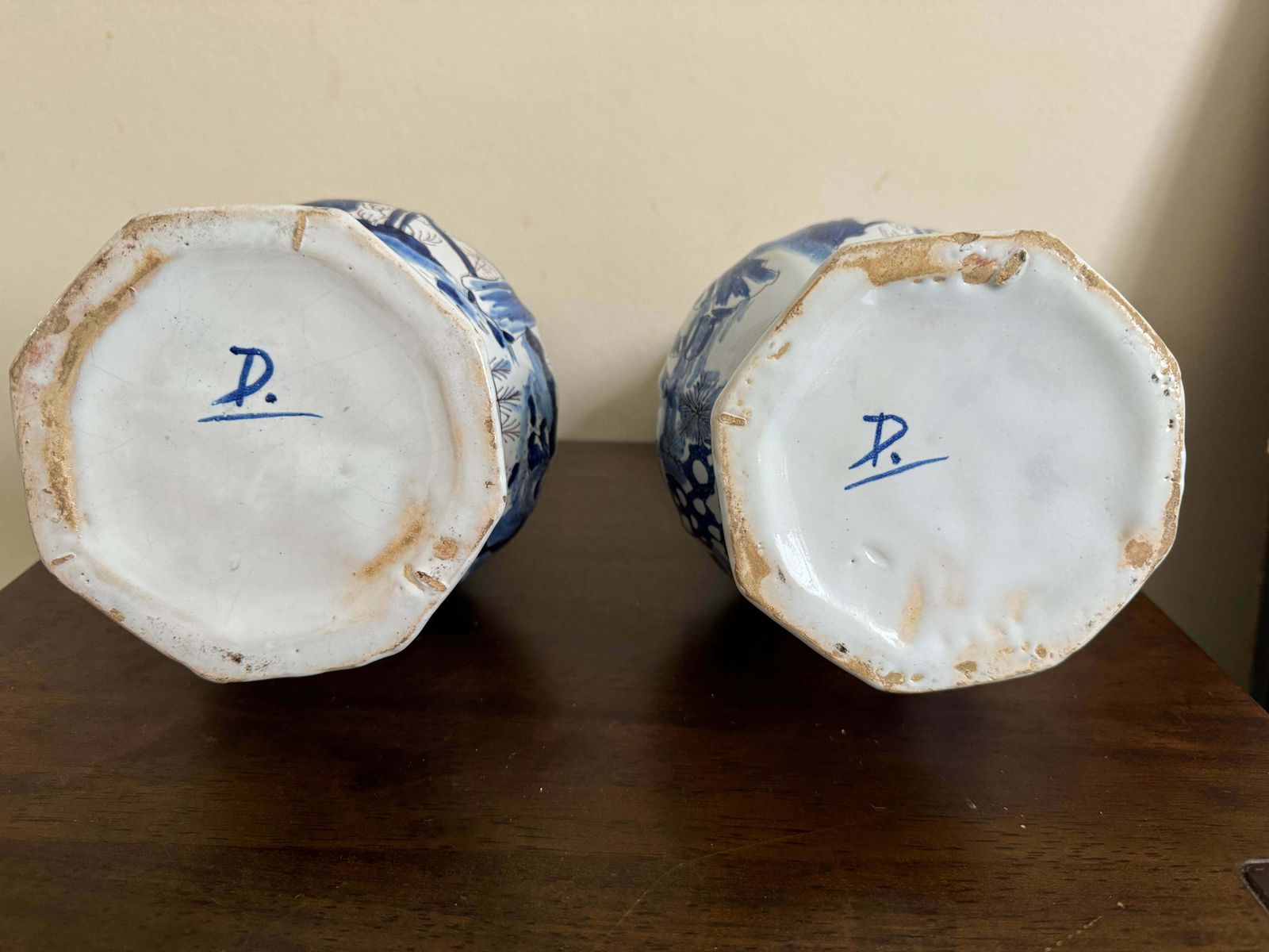 photo furniture Early 18th Century Pair Of Delft Vases