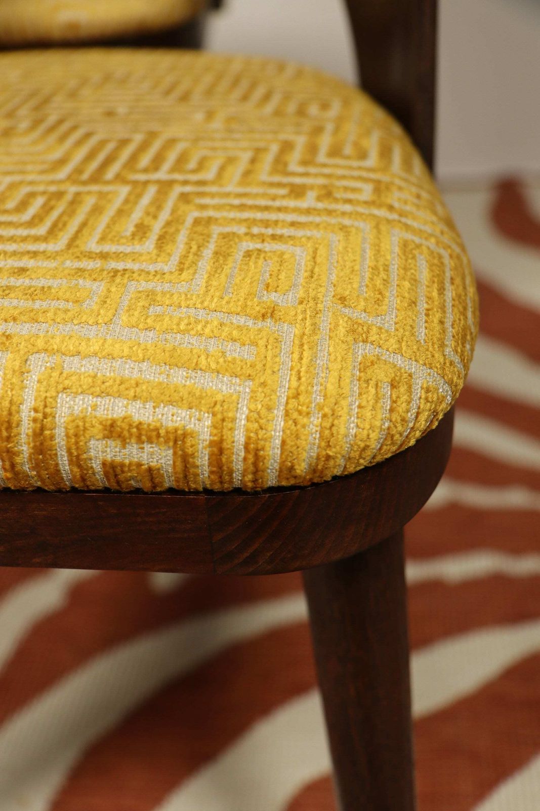 photo furniture Art Deco Set Of 4 Chairs Dining Chairs Oak Wood And Geometrical Jacquard Yellow Gold Upholstery