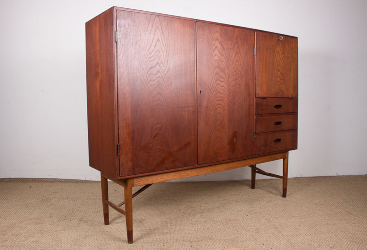 photo buy Buffet haut danois en teck et chêne, par Kurt Ostervig pour Randers Mobelfabrik, 1960.