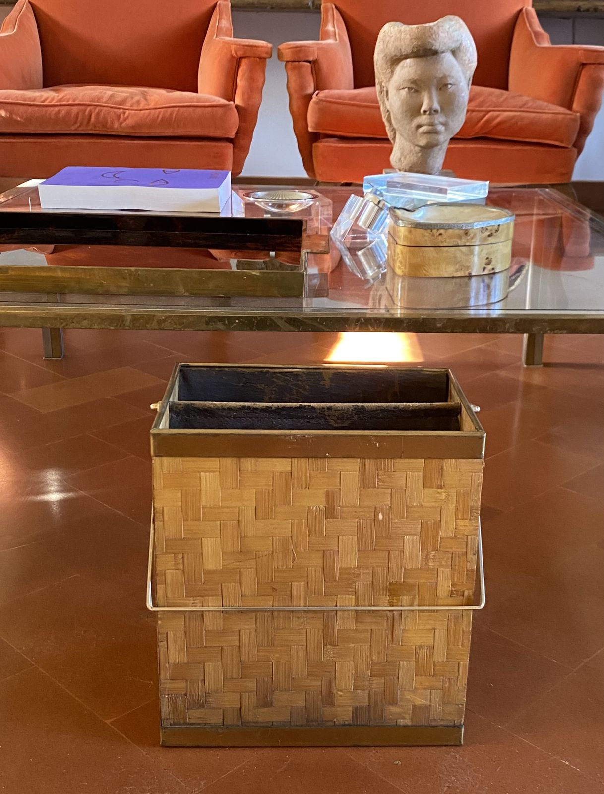 photo vintage Hollywood Regency Brass And Woven Bamboo Magazine Rack, Metal Linea Nova Italy 1970