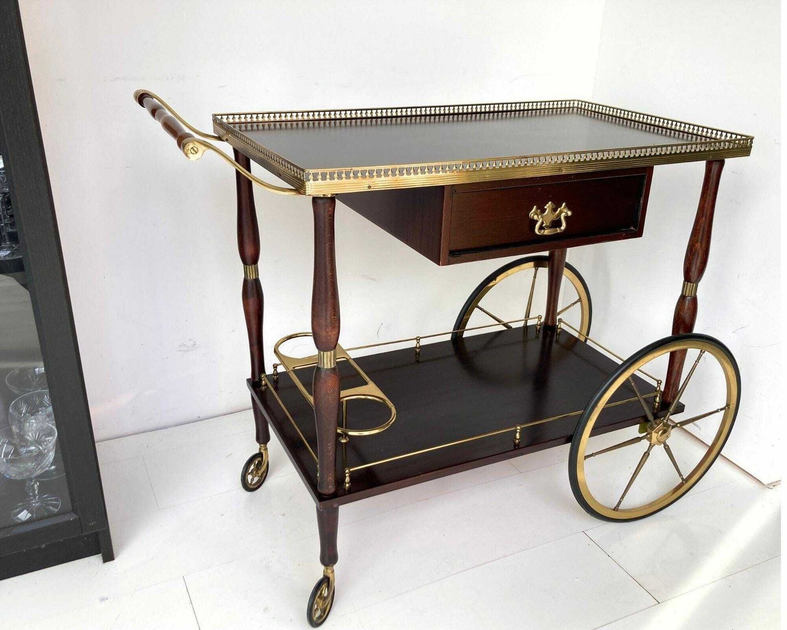 Franse Barcart | Messing En Gelakt Hout | Lades En Flessenhouder | Jaren 1960 photo furniture