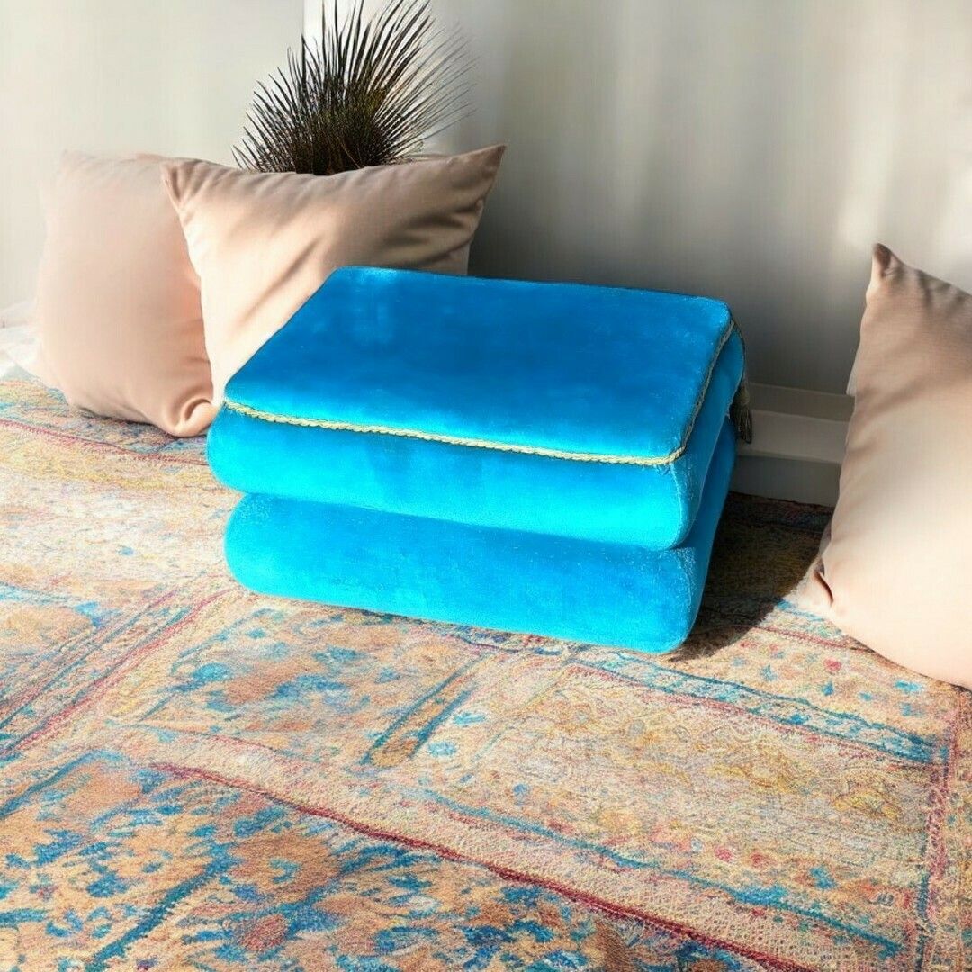 photo vinterior Vintage Velvet Ottomann In Peacock Blue
