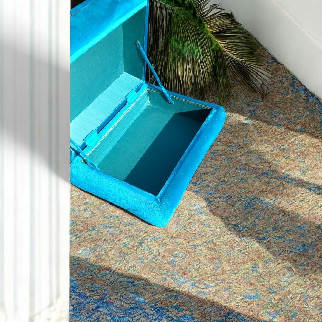 photo vintage Vintage Velvet Ottomann In Peacock Blue