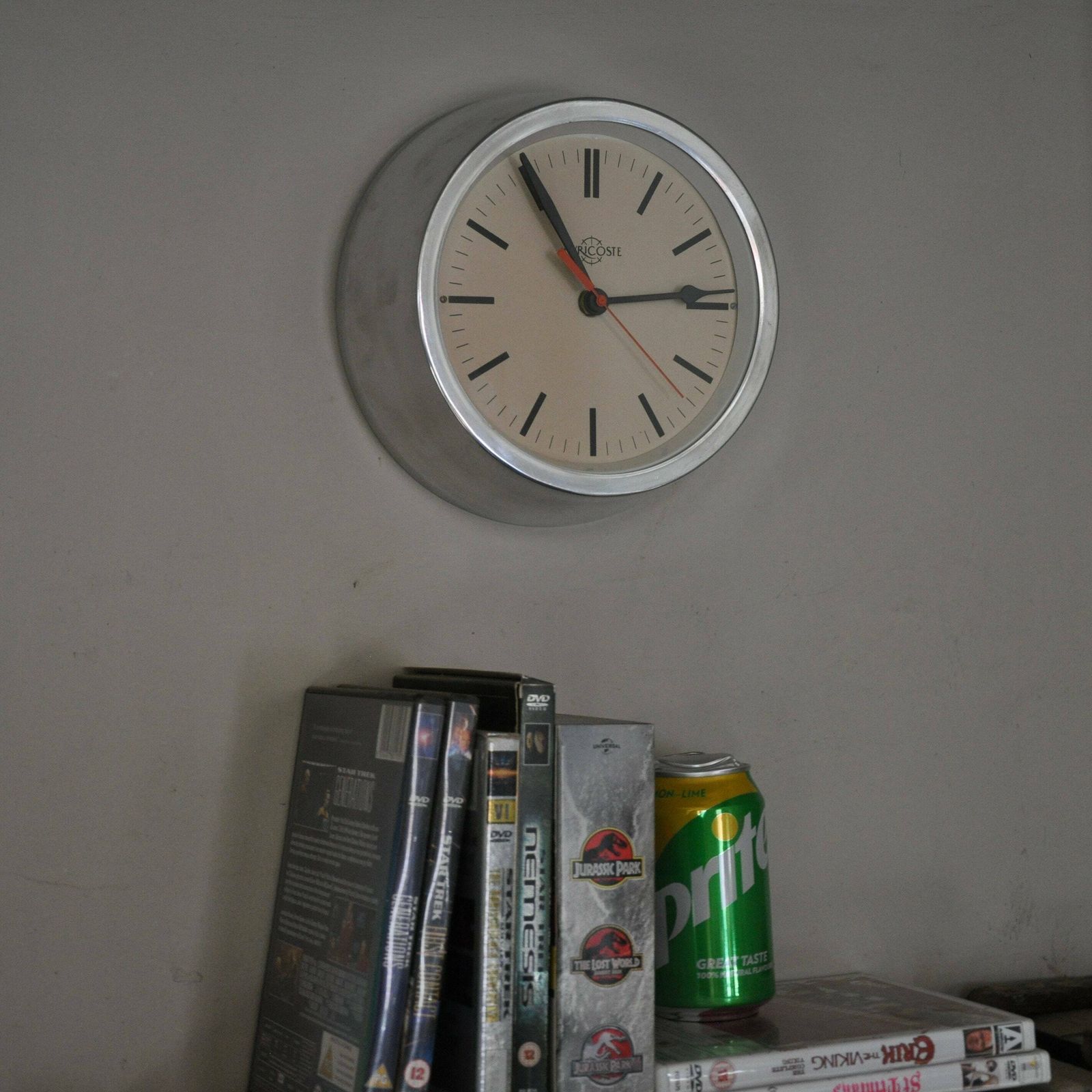 Auricoste Wall Clock In Shiny Aluminium, Last Century, Quartz Battery Mechanism photo vintage