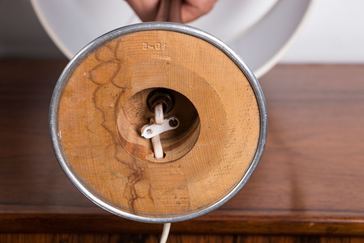 Lampe de table suédoise en aluminium, palissandre et bakélite par Bergboms, 1960. photo Luminaires