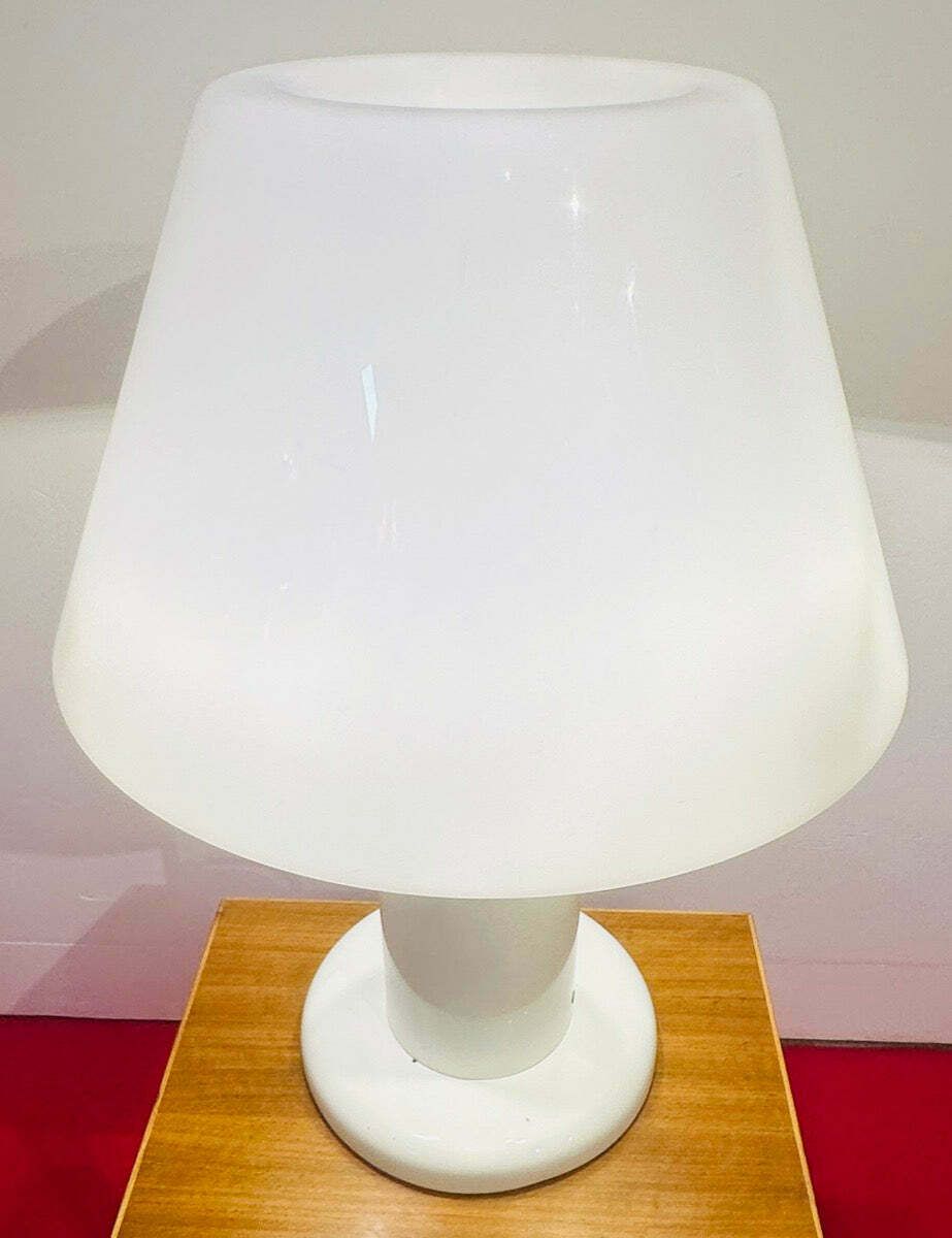 1970s Italian Guzzini White Lacquered Metal Table Lamp photo vinterior