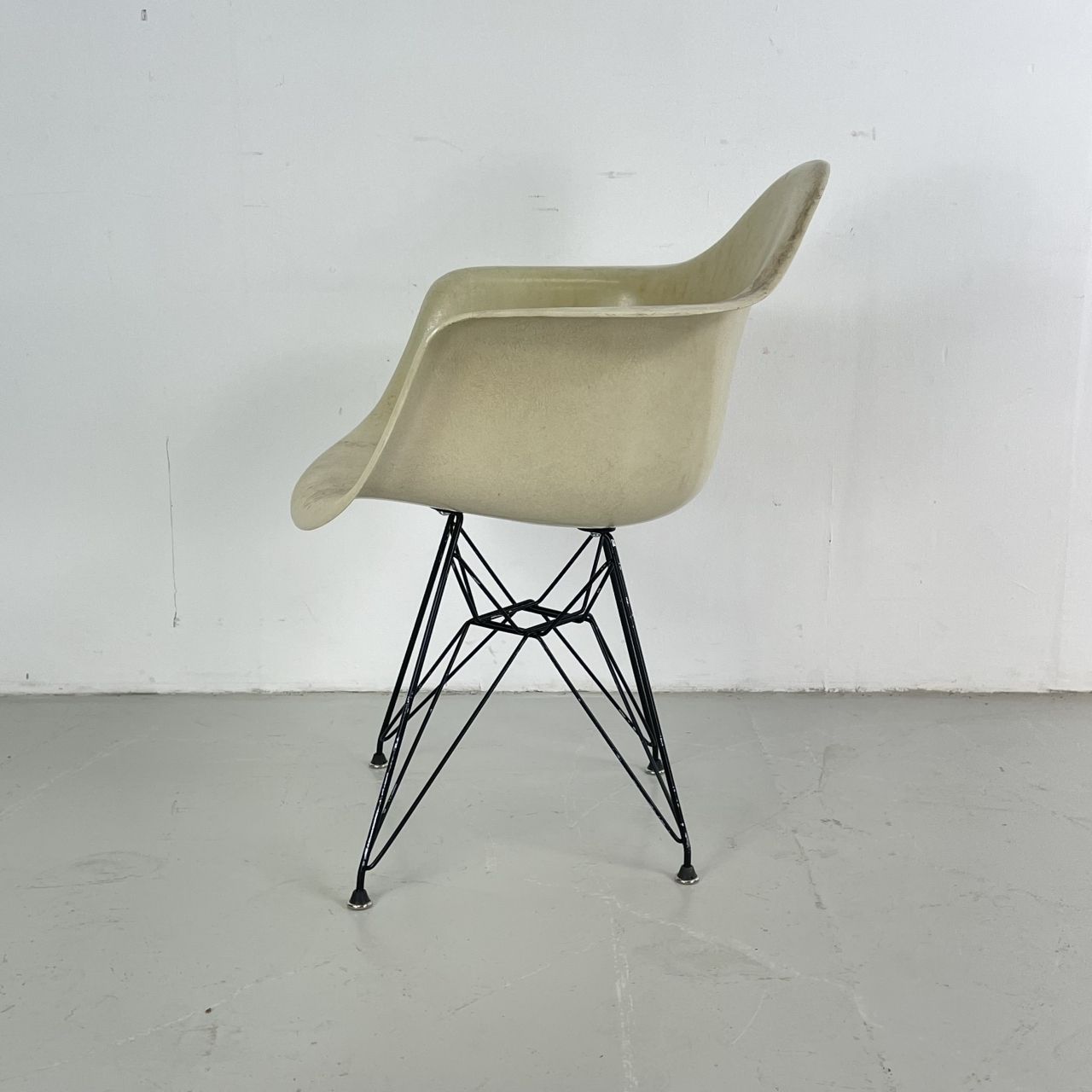 Eames Herman Miller Dar Fibreglass Chair In Parchment / White photo 701.0