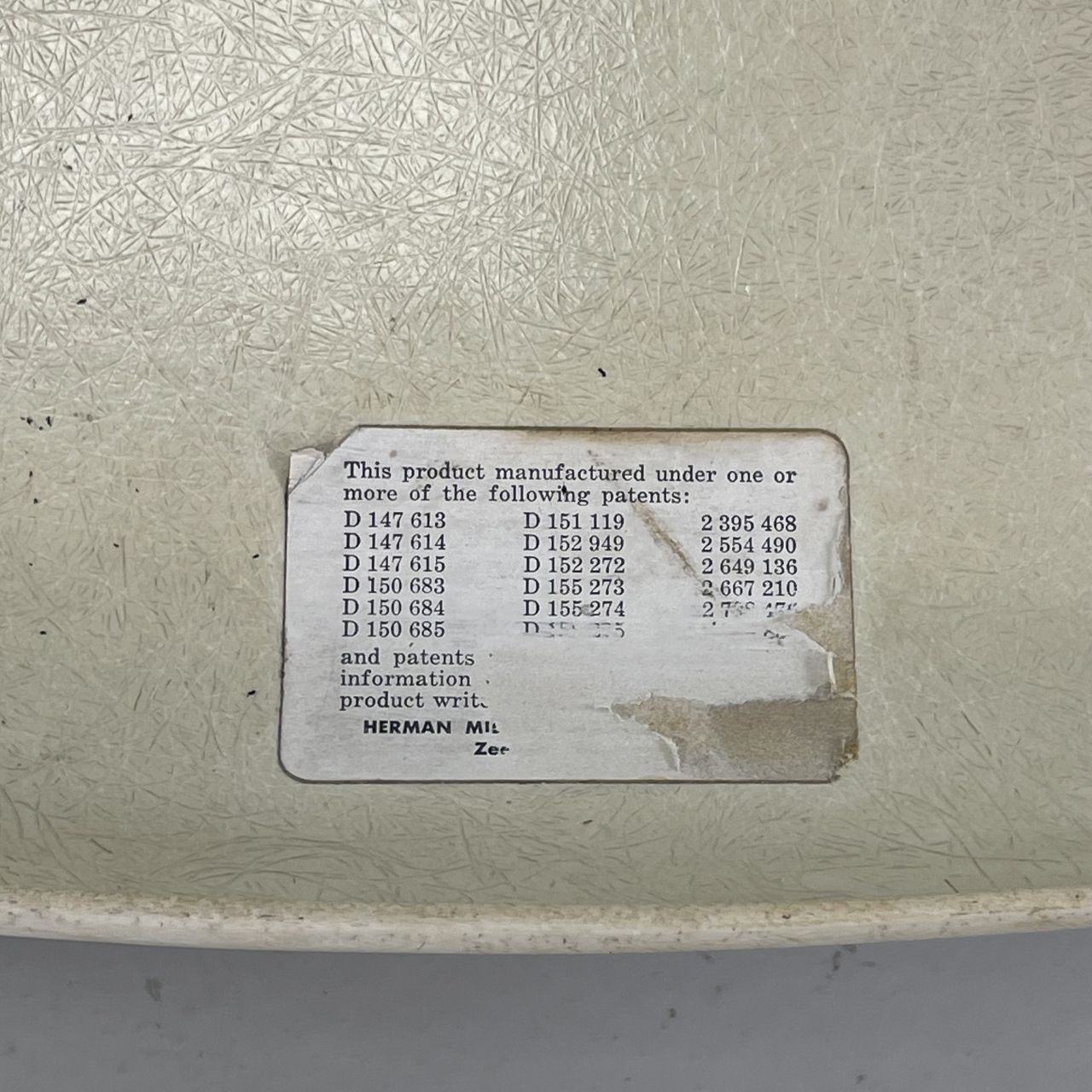 photo furniture Eames Herman Miller Dar Fibreglass Chair In Parchment / White