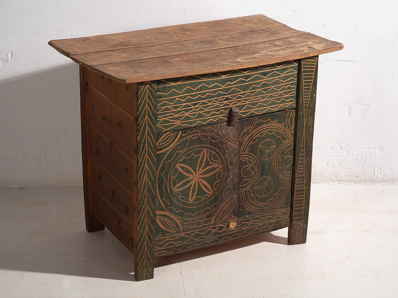 photo furniture Antique Green Primitive Style Chest Of Drawers (C.1920) #71