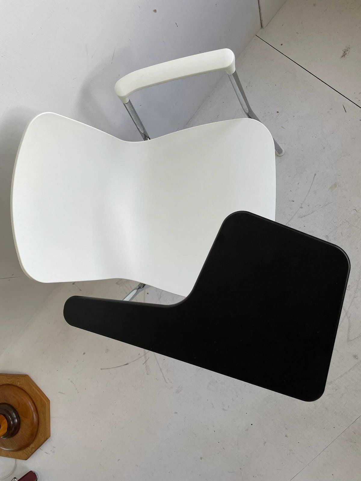 Hal Tube White Office Chair By Jasper Morrison For Vitra With Black Flip Table photo vinterior