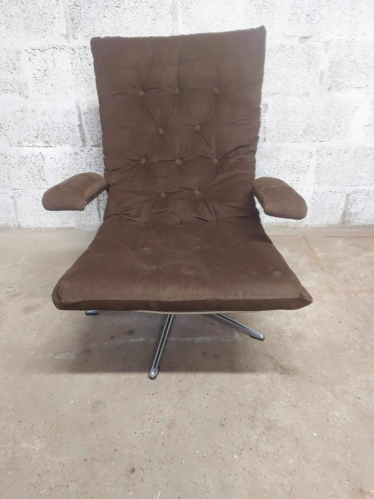 photo furniture Mid Century Retro Peter Hoyte   Chrome Framed Swivel Armchairs