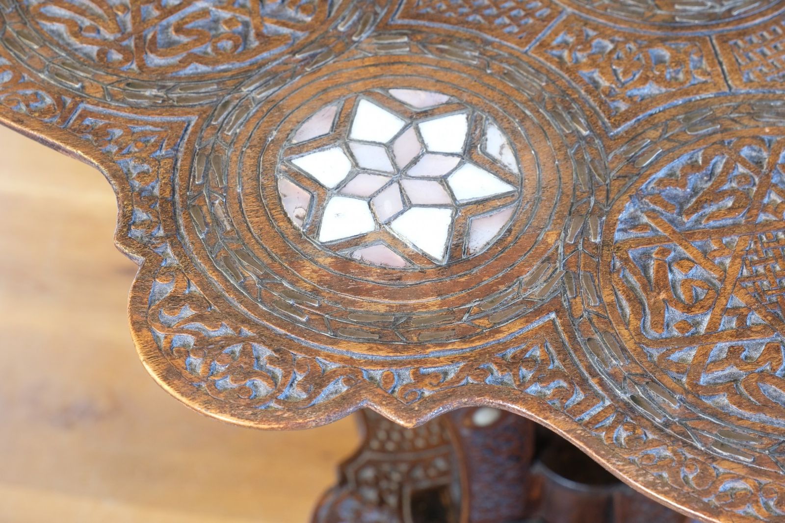 photo vintage Carved Hardwood Mother Of Pearl Inlaid Occasional Table