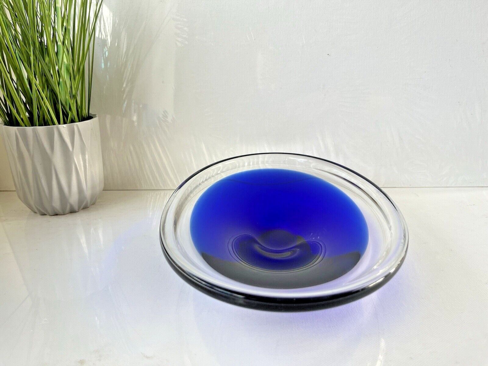 Swedish Mid Century Modern Flygsfors Blue Freeform Art Glass Bowl   Paul Kedelv photo vinterior
