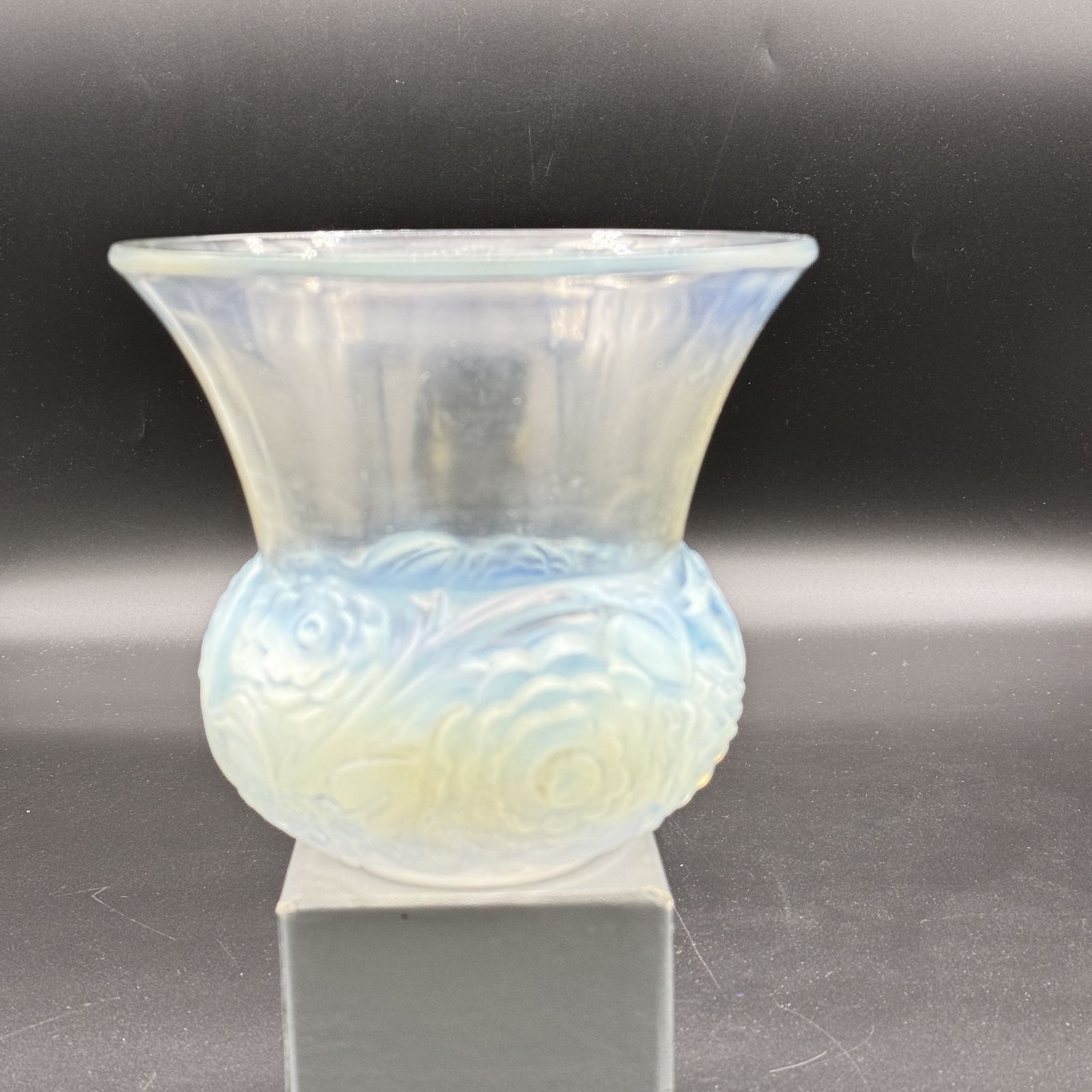 An Opalescent Glass Renoncules Vase By R.Lalique photo furniture