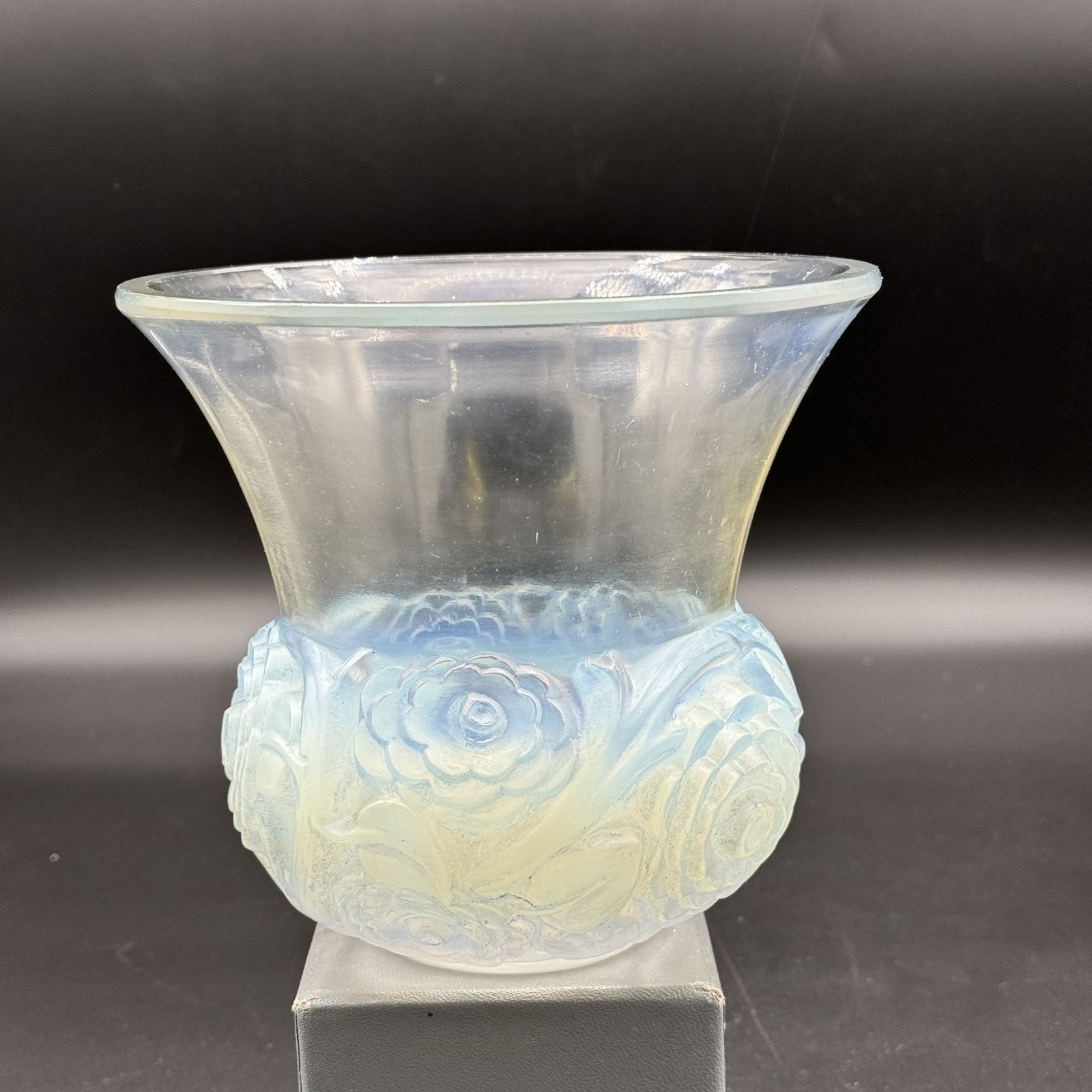An Opalescent Glass Renoncules Vase By R.Lalique photo buy