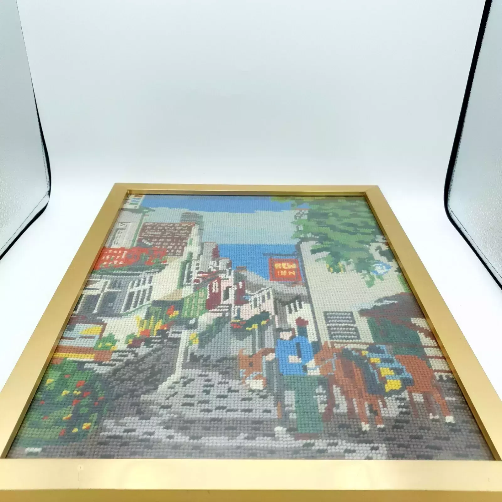 photo vinterior Needlepoint, Clovelly, Devon New Inn Hotel Portrait 42.5 X 32.6cm Complete Frame