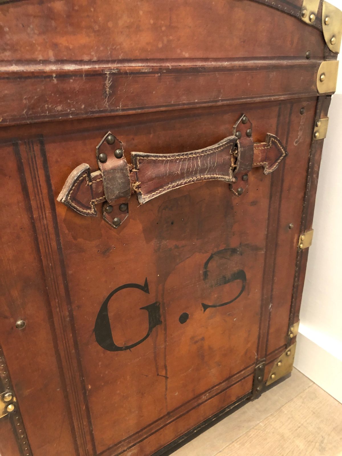 photo furniture Domed Travel Trunk In Leather, Wood And Brass