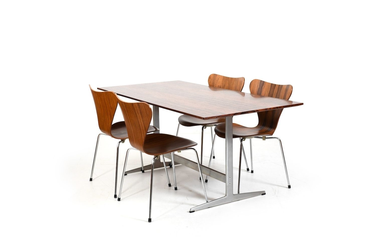 Arne Jacobsen Shaker Table And Series 7 Chairs 1960s photo furniture