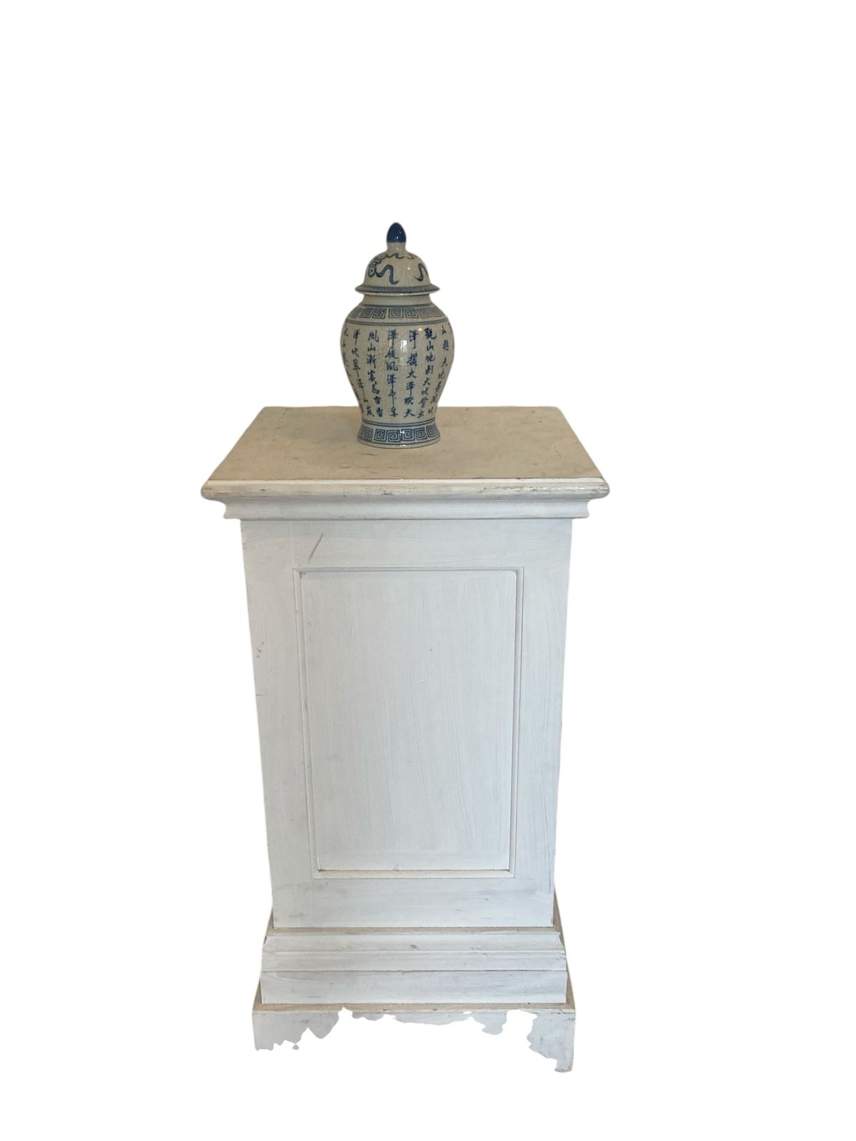 A Blue And White Early Oriental Lidded Ginger Jar photo vinterior