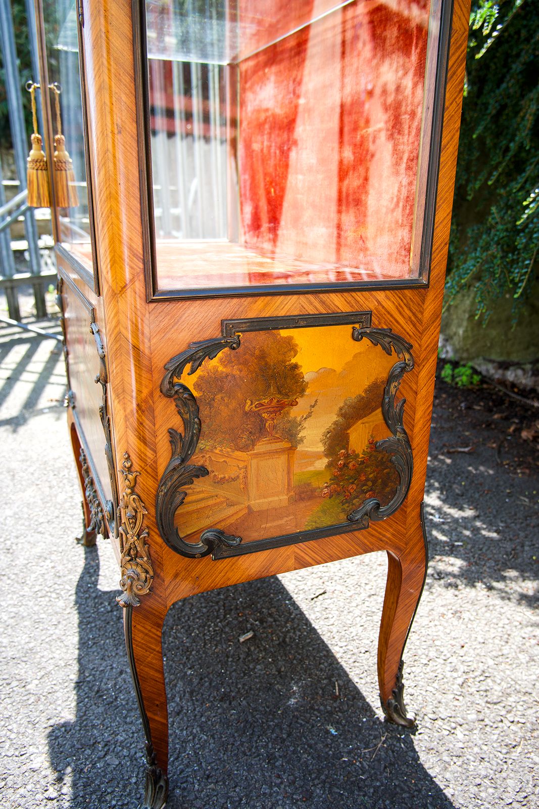 A Kingwood Cabinet, 1800s, Antique photo vinterior