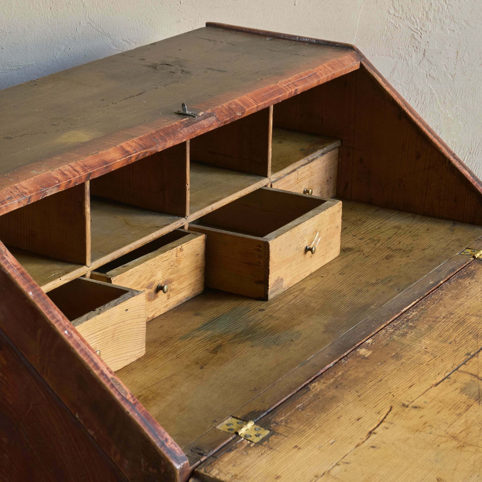 Faux Mahogany Bureau, 1800s, Antique photo vinterior