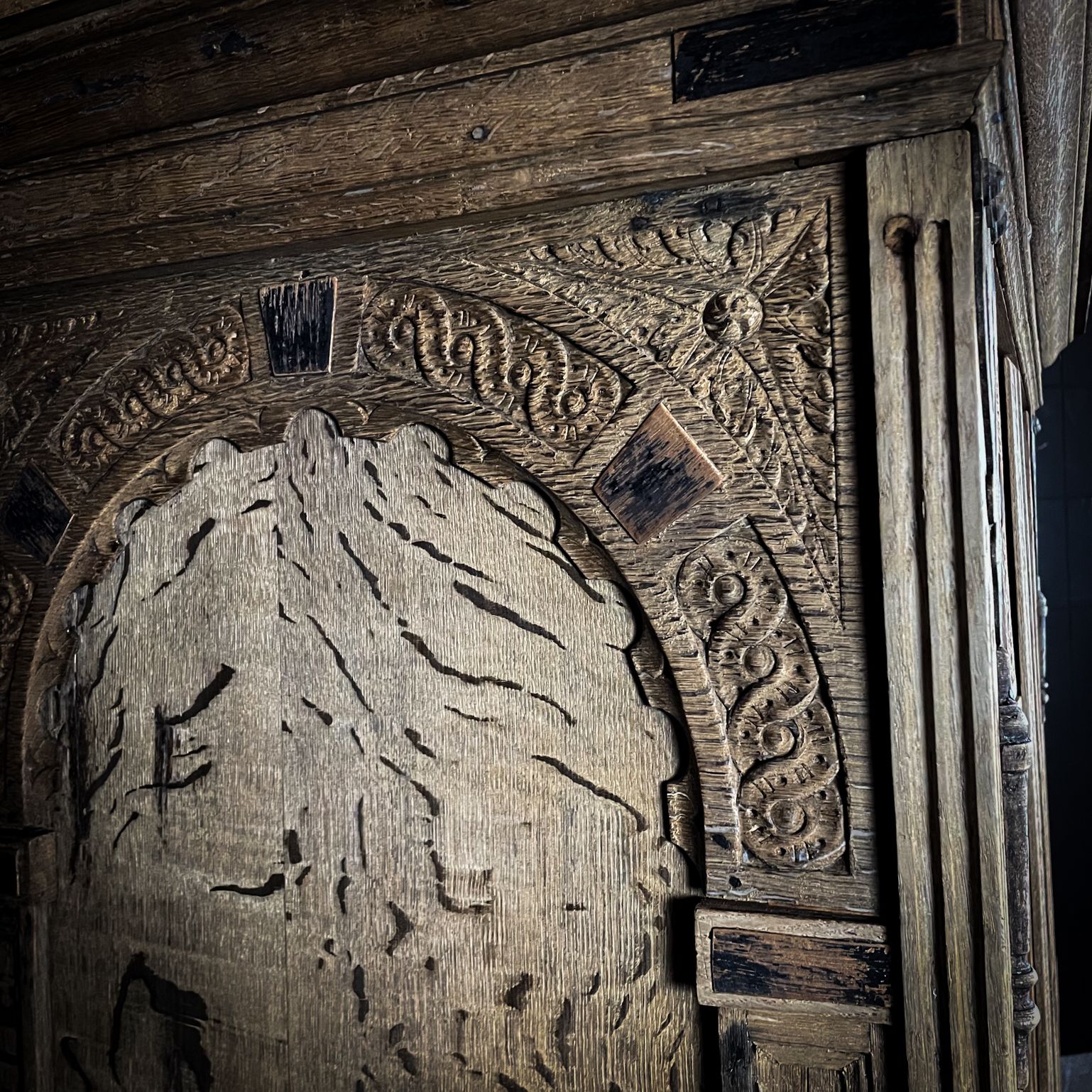 photo vintage Rustic 17th Century Oak Dutch Gatehouse – Utrecht