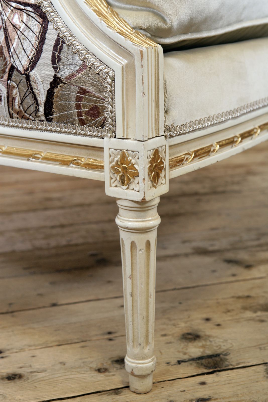 A Louis Style Canapé Settee In Holland & Sherry Velvet And Lizzo Embroidered Linen photo vinterior