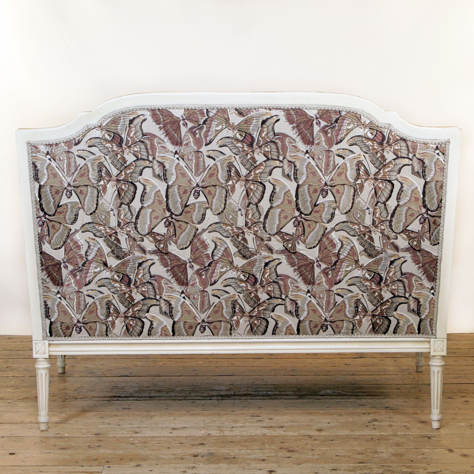 A Louis Style Canapé Settee In Holland & Sherry Velvet And Lizzo Embroidered Linen photo Furniture