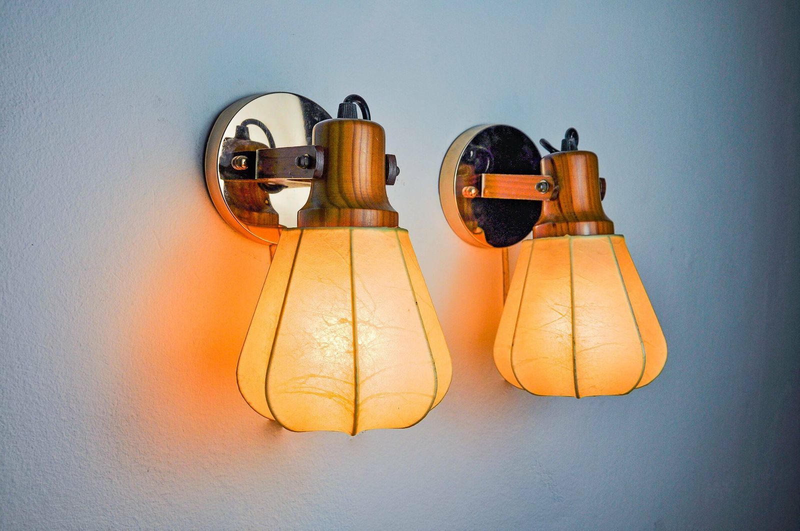 Pair Of Articulated "Cocoon" Wall Lights In Resin And Pine, Italy, 1970 photo vinterior