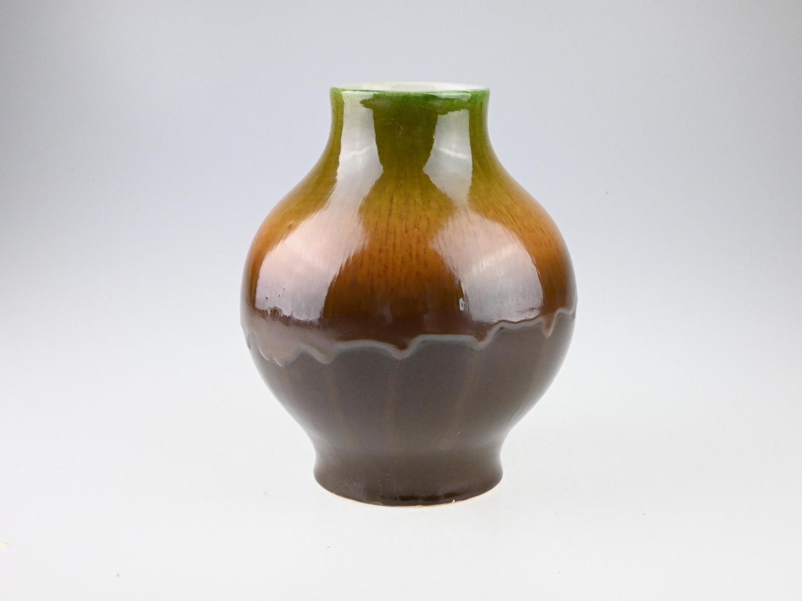 Vintage Tsjechisch keramisch vaasje, Keramika Kravsko, Tsjechisch aardewerk, rond keramisch vaasje, keramisch vaasje, aardewerken vaasje, mid-century vaasje, vintage vaasje photo Woonaccessoires