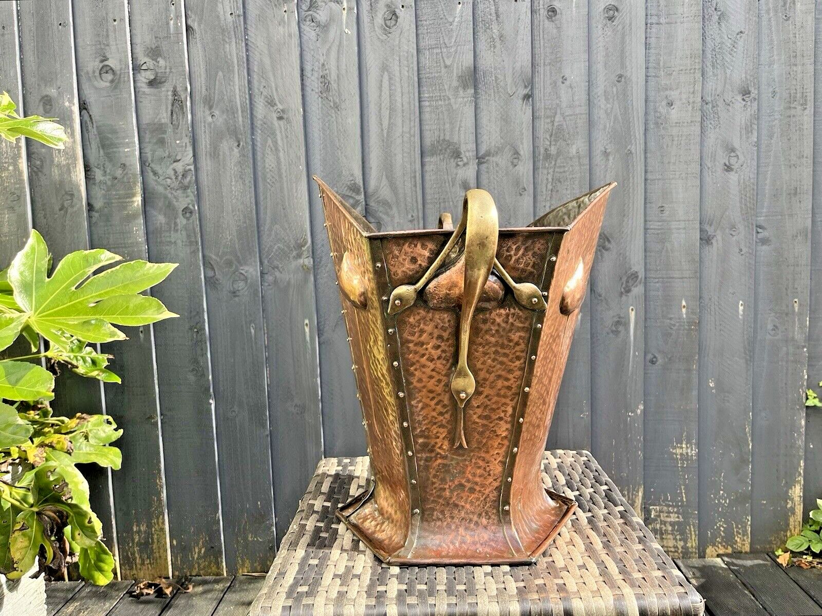 photo vintage Antique Art Nouveau Beaten Copper Brass Riveted Coal Box Scuttle Log Bucket Bin