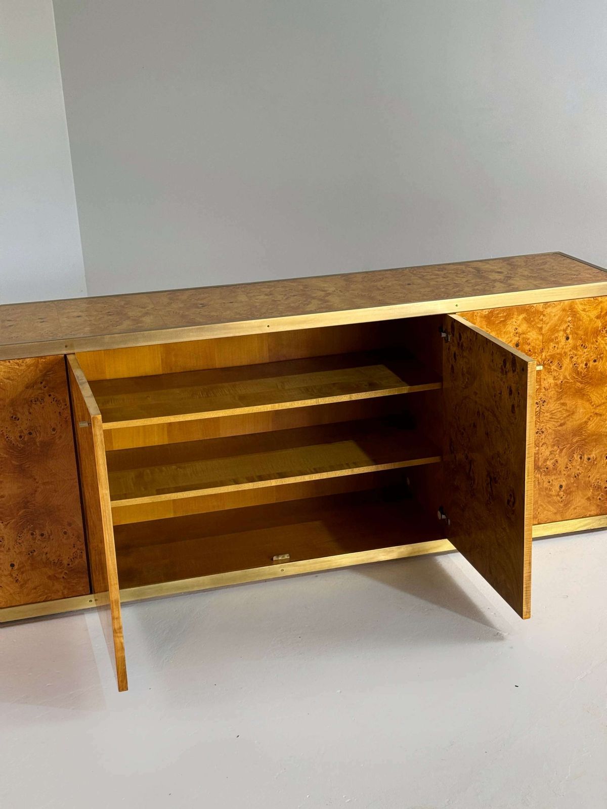 Gelakt Dressoir In Wortelhout En Messing, Jaren 1970 photo vintage