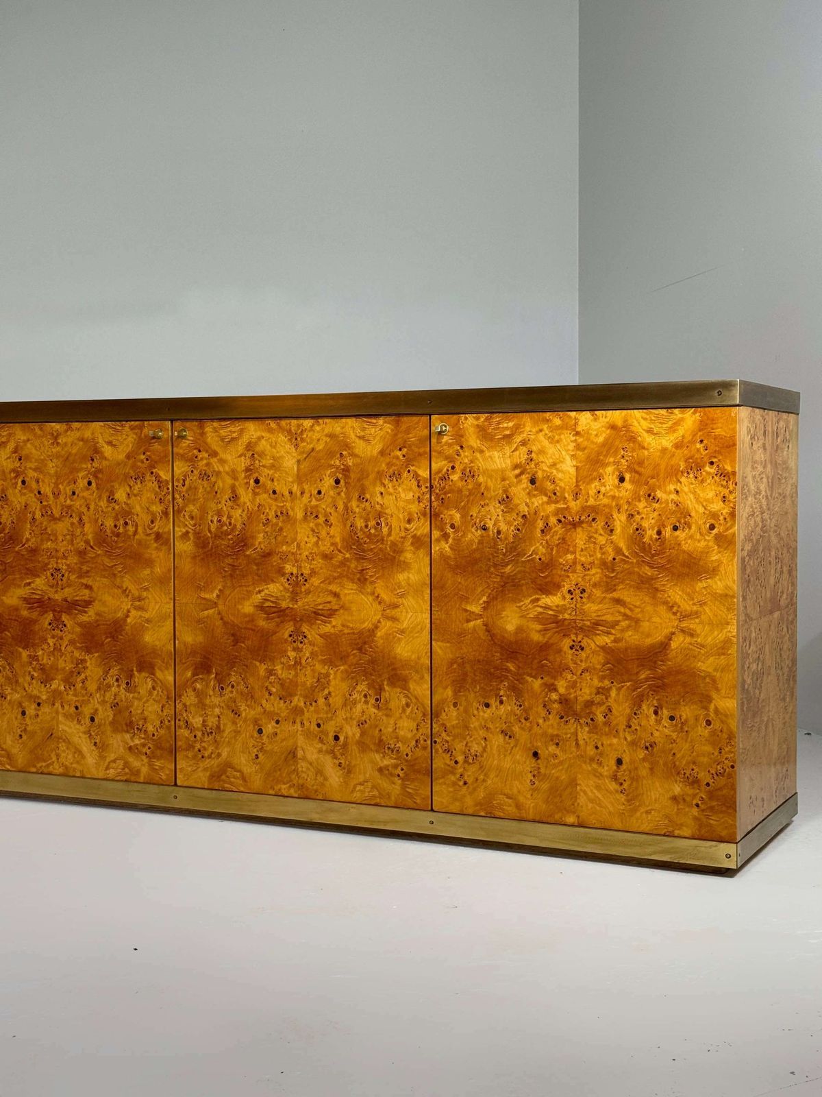 photo buy Gelakt Dressoir In Wortelhout En Messing, Jaren 1970