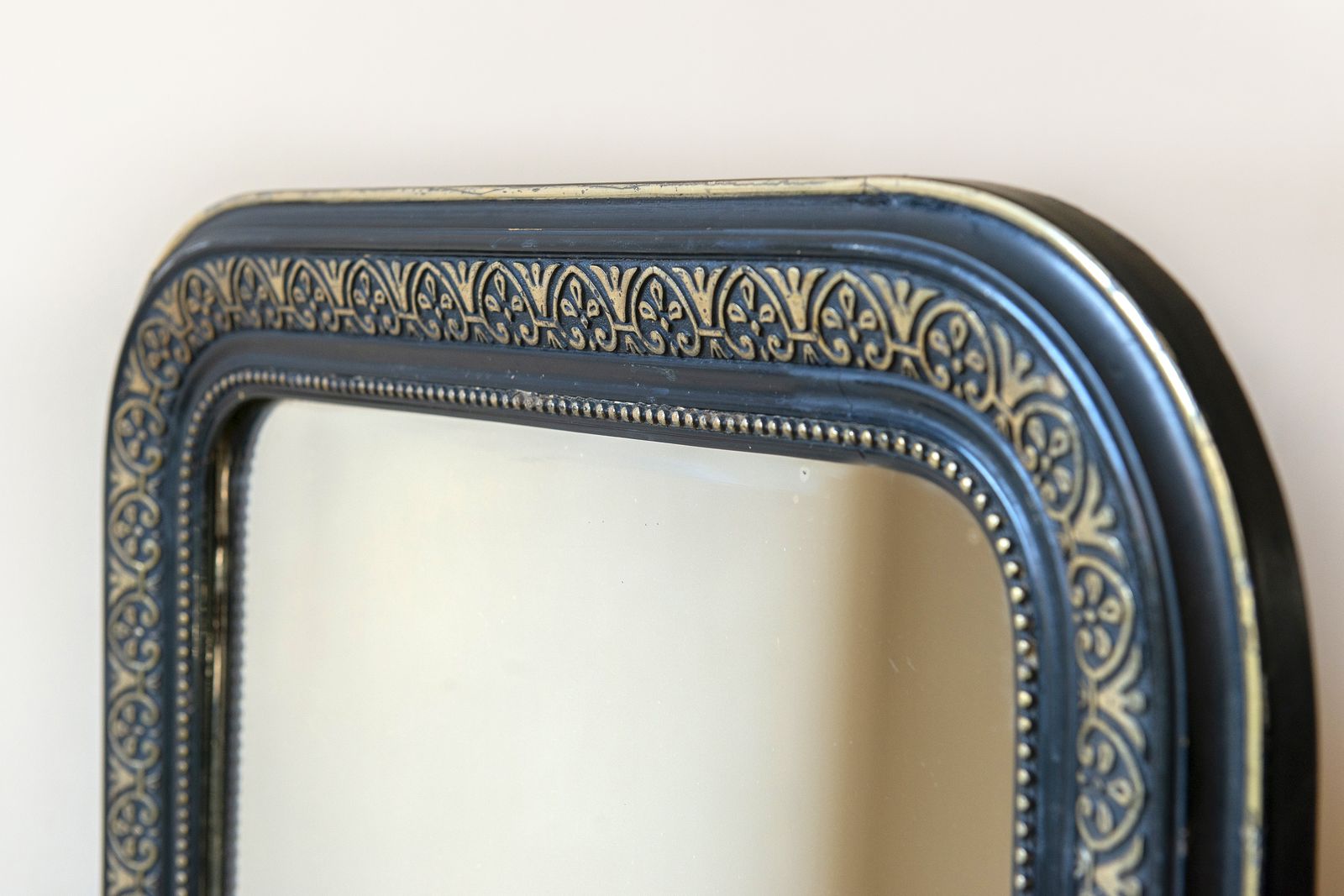 Grand miroir Louis-Philippe en arc, miroir de cheminée XIXe siècle, miroir de sol en arc, cadre sculpté noir et doré photo vinterior