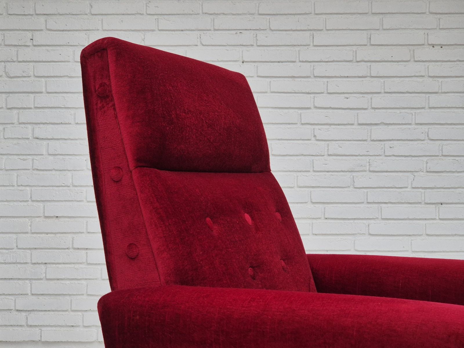 photo vintage 1970s, Danish Highback Armchair, Original Condition, Red Furniture Velour.