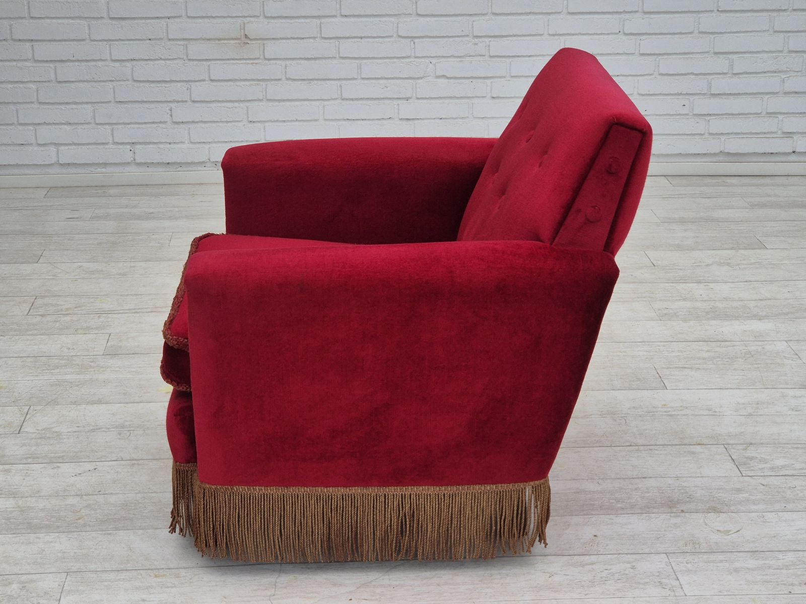 photo vintage 1970s, Danish Lounge Chair, Original Condition, Cherry Red Velour Fabric.