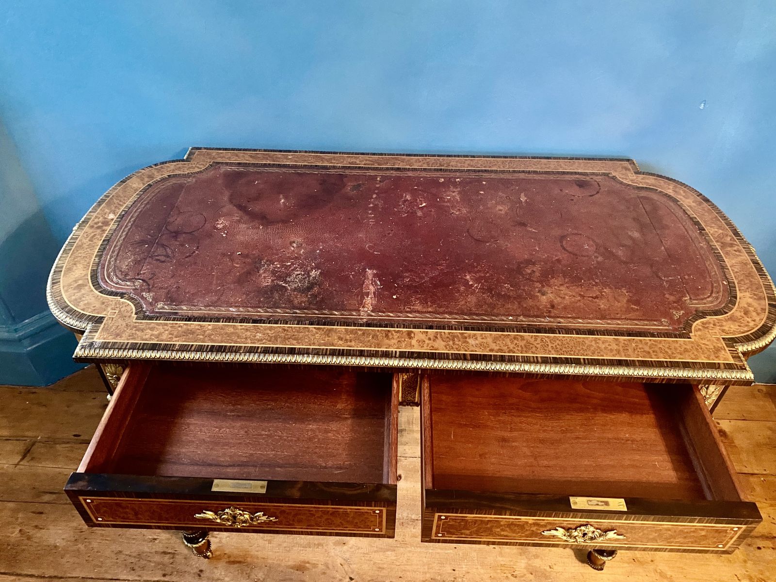 A Fine 19th Century French Style Calamander And Amboyna Ormolu Mounted Writing Desk photo vinterior