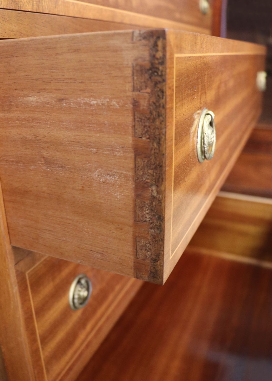 photo vintage This Lovely 20th Century Georgian Revival Mahogany And Inlaid Chest Of Drawers.