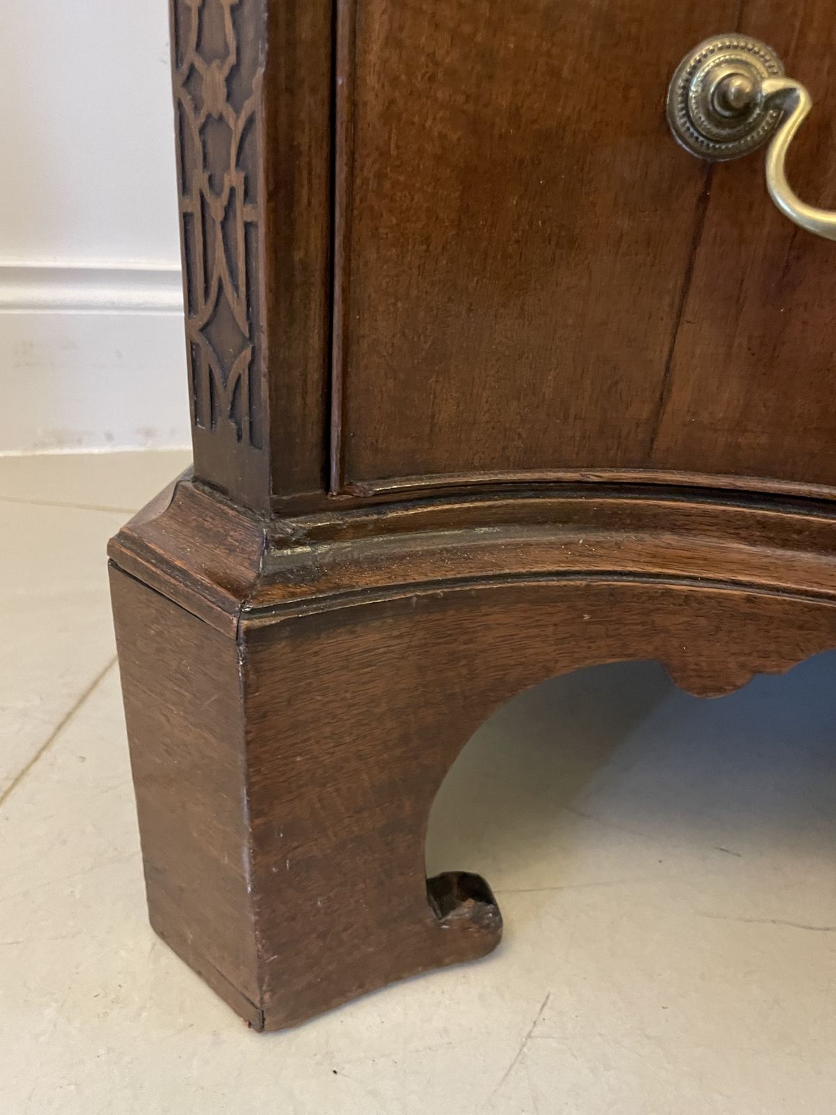 photo vinterior Antique Quality Figured Mahogany Serpentine Chest Of Drawers