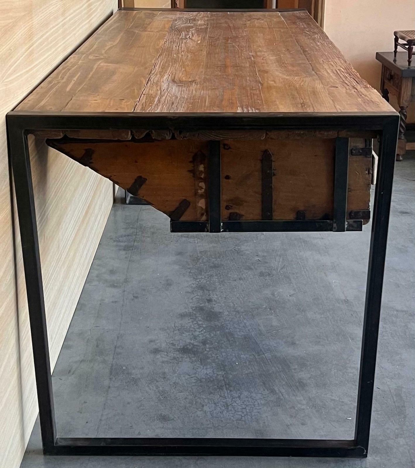 Îlot de cuisine d'époque en chêne, billot de boucher, table de travail industrielle en fonte photo vinterior
