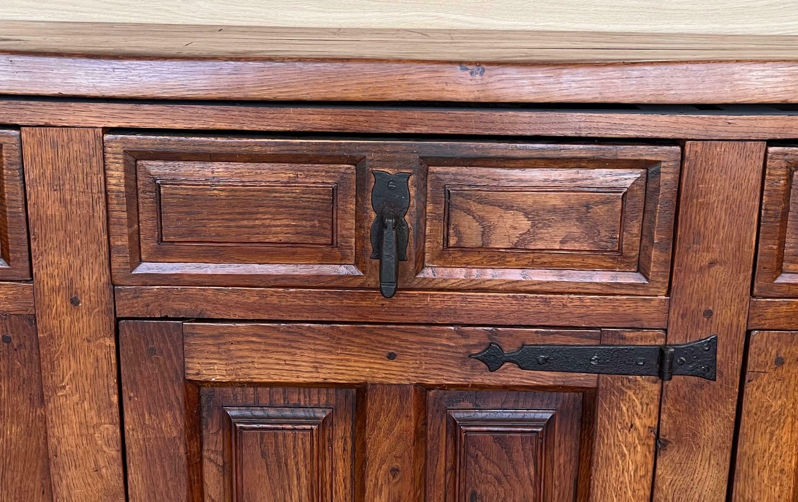 photo furniture Grand buffet baroque catalan en chêne sculpté de style toscan, XIXe siècle