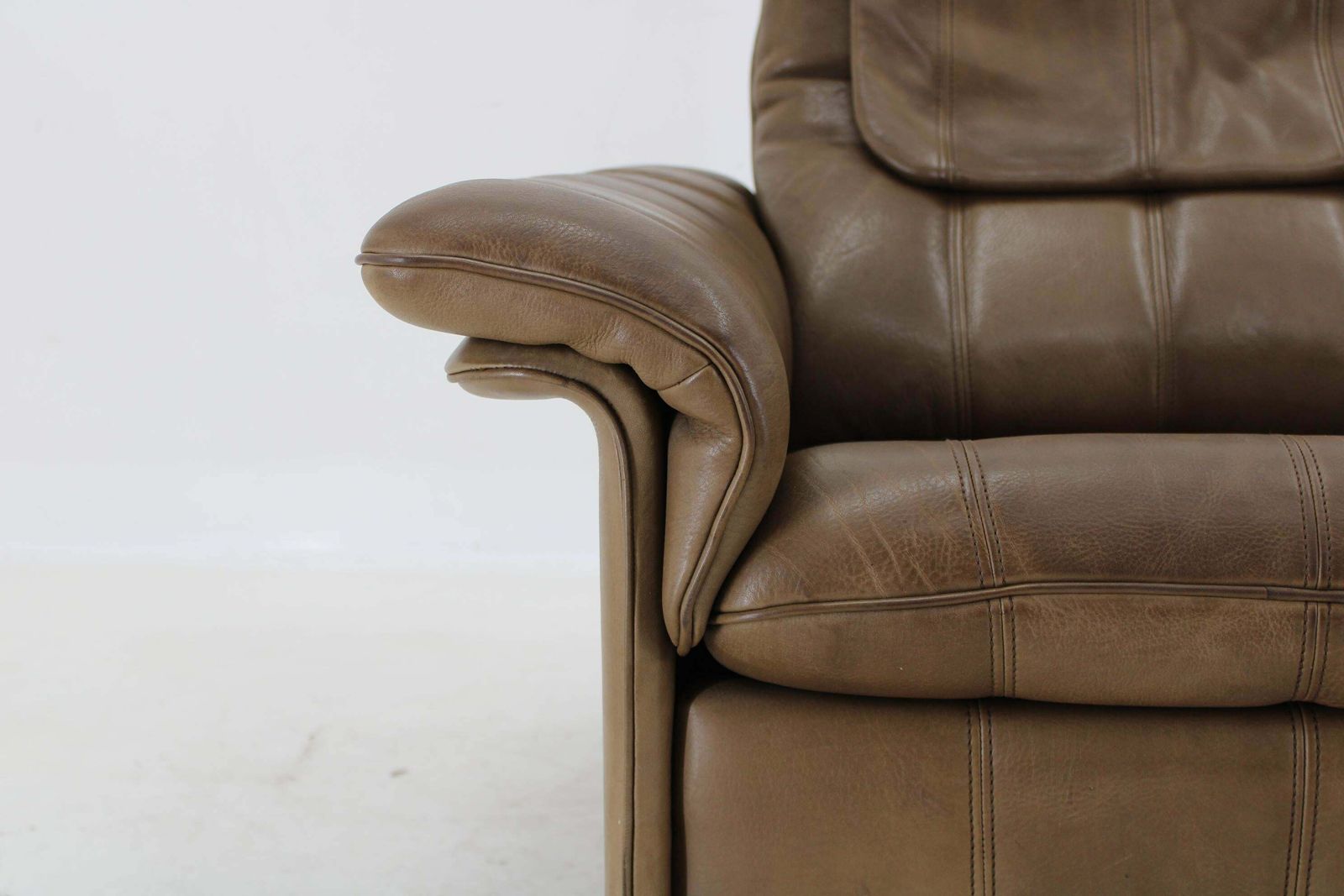 photo vinterior 1970s Pair Of Exclusive De Sede Buffalo Leather Armchairs, Switzerland