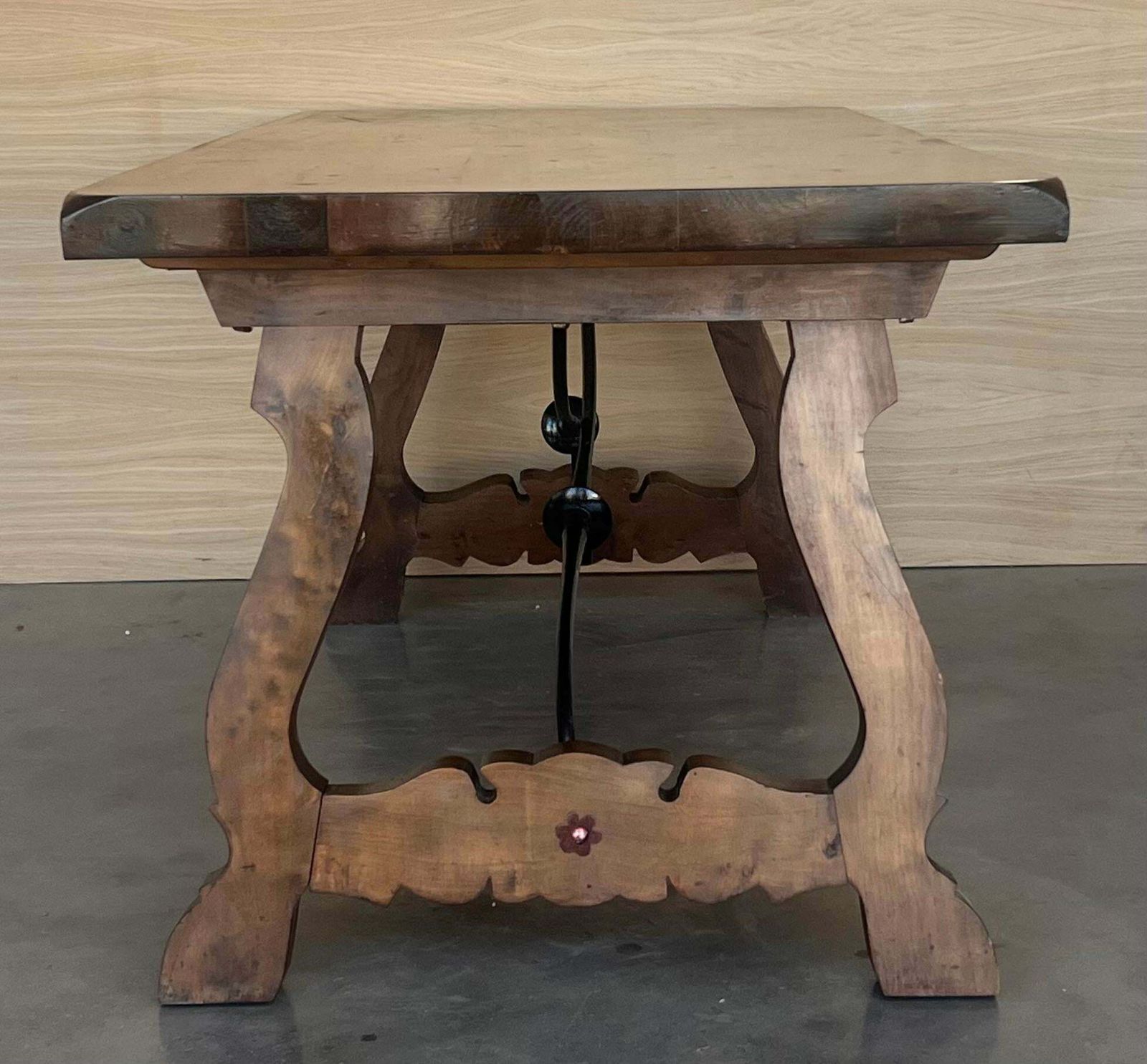 Table à manger ou console en noyer à pieds en lyre, Espagne, XIXe siècle photo buy
